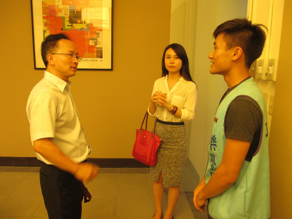 访问团成员与中原大学学生交谈