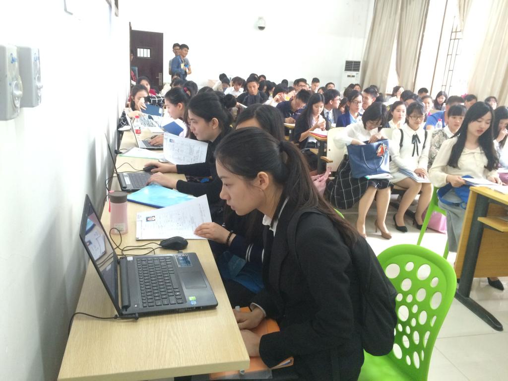 轻小说
处专门为学生准备的自助服务区